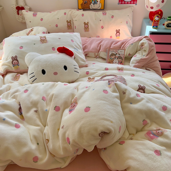 91家纺网 家纺一手货源 找家纺 原素 2025秋冬少女心印花A类200克双拼加厚牛奶绒四件套 草莓拉拉布