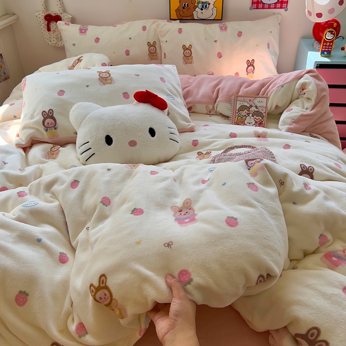 91家纺网 家纺一手货源 找家纺 原素 2025秋冬少女心印花A类200克双拼加厚牛奶绒四件套 草莓拉拉布