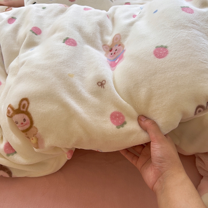 91家纺网 家纺一手货源 找家纺 原素 2025秋冬少女心印花A类200克双拼加厚牛奶绒四件套 草莓拉拉布