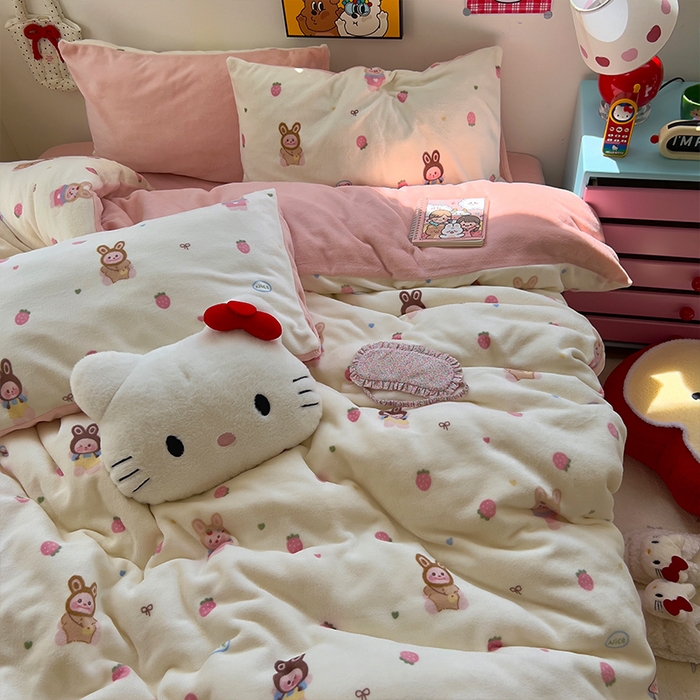 91家纺网 家纺一手货源 找家纺 原素 2025秋冬少女心印花A类200克双拼加厚牛奶绒四件套 草莓拉拉布