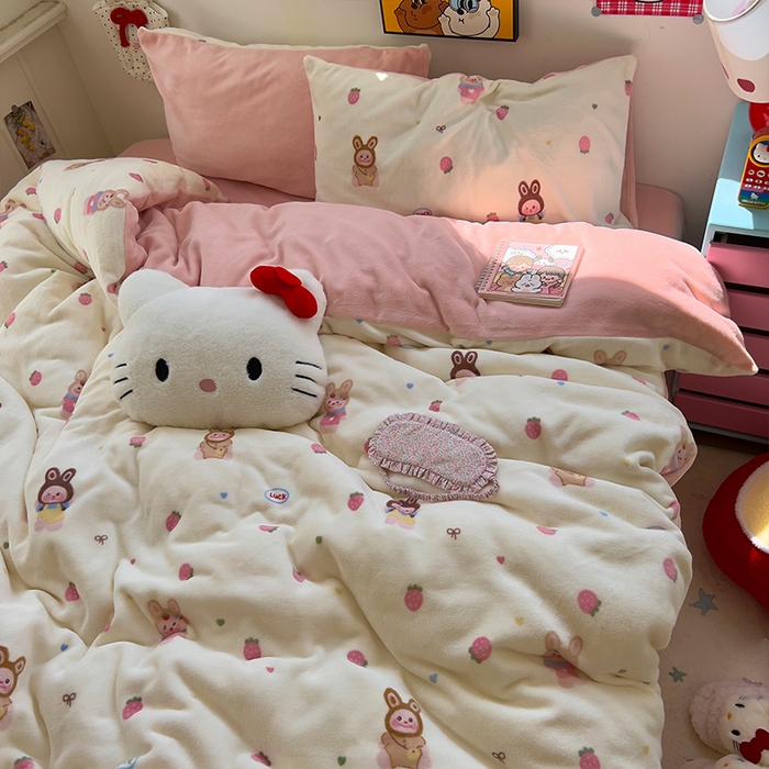 91家纺网 家纺一手货源 找家纺 原素 2025秋冬少女心印花A类200克双拼加厚牛奶绒四件套 草莓拉拉布