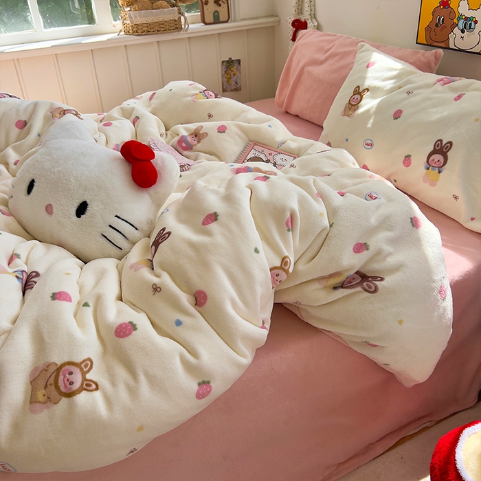 91家纺网 家纺一手货源 找家纺 原素 2025秋冬少女心印花A类200克双拼加厚牛奶绒四件套 草莓拉拉布