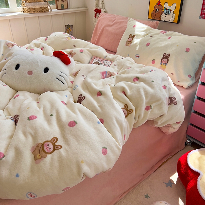 91家纺网 家纺一手货源 找家纺 原素 2025秋冬少女心印花A类200克双拼加厚牛奶绒四件套 草莓拉拉布