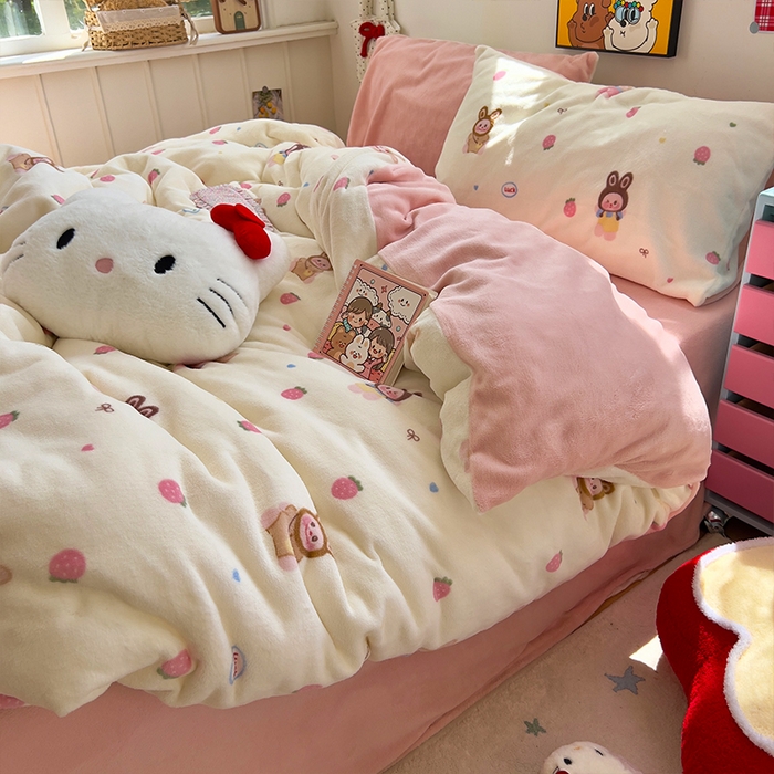 91家纺网 家纺一手货源 找家纺 原素 2025秋冬少女心印花A类200克双拼加厚牛奶绒四件套 草莓拉拉布