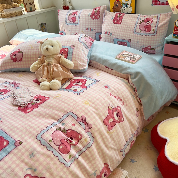 91家纺网 家纺一手货源 找家纺 原素 2025秋冬少女心印花A类200克双拼加厚牛奶绒四件套 草莓维尼