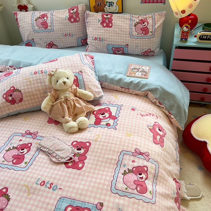 91家纺网 家纺一手货源 找家纺 原素 2025秋冬少女心印花A类200克双拼加厚牛奶绒四件套 草莓维尼