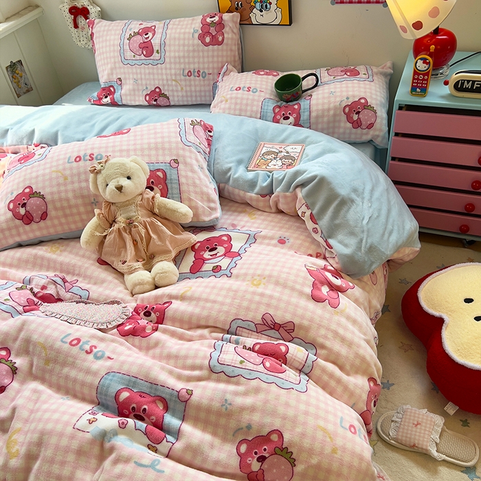 91家纺网 家纺一手货源 找家纺 原素 2025秋冬少女心印花A类200克双拼加厚牛奶绒四件套 草莓维尼