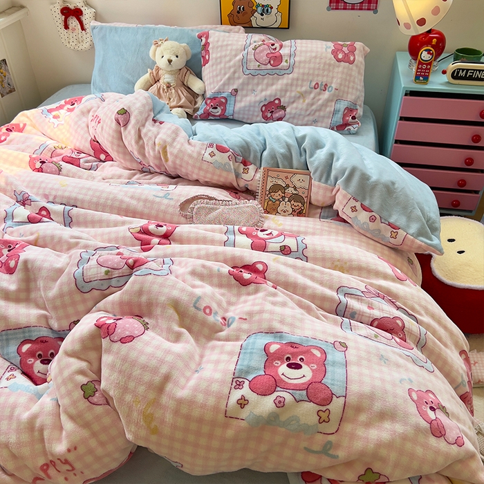 91家纺网 家纺一手货源 找家纺 原素 2025秋冬少女心印花A类200克双拼加厚牛奶绒四件套 草莓维尼