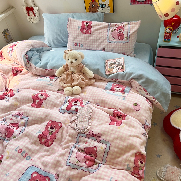 91家纺网 家纺一手货源 找家纺 原素 2025秋冬少女心印花A类200克双拼加厚牛奶绒四件套 草莓维尼