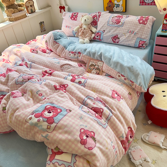 91家纺网 家纺一手货源 找家纺 原素 2025秋冬少女心印花A类200克双拼加厚牛奶绒四件套 草莓维尼