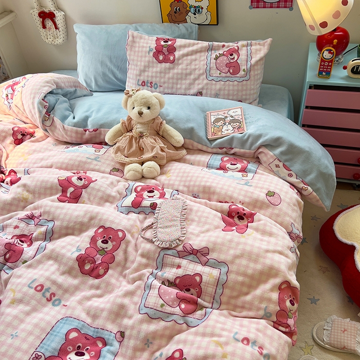 91家纺网 家纺一手货源 找家纺 原素 2025秋冬少女心印花A类200克双拼加厚牛奶绒四件套 草莓维尼