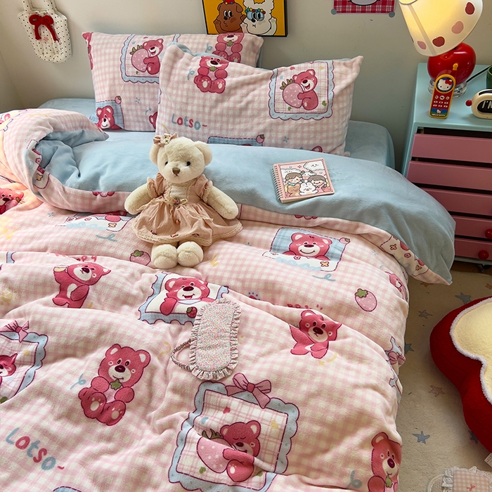 91家纺网 家纺一手货源 找家纺 原素 2025秋冬少女心印花A类200克双拼加厚牛奶绒四件套 草莓维尼