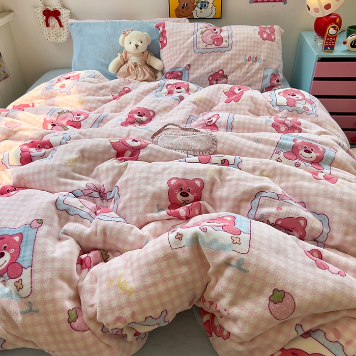 91家纺网 家纺一手货源 找家纺 原素 2025秋冬少女心印花A类200克双拼加厚牛奶绒四件套 草莓维尼