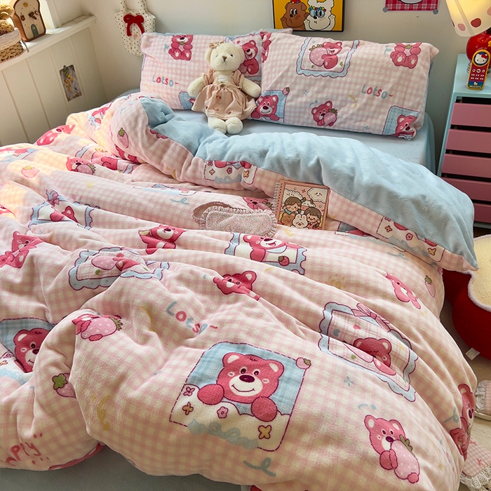 91家纺网 家纺一手货源 找家纺 原素 2025秋冬少女心印花A类200克双拼加厚牛奶绒四件套 草莓维尼