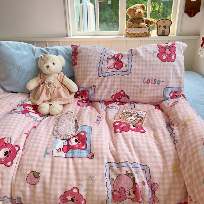 91家纺网 家纺一手货源 找家纺 原素 2025秋冬少女心印花A类200克双拼加厚牛奶绒四件套 草莓维尼