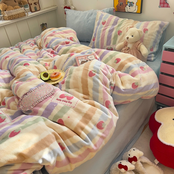 91家纺网 家纺一手货源 找家纺 原素 2025秋冬少女心印花A类200克双拼加厚牛奶绒四件套 粉粉草莓