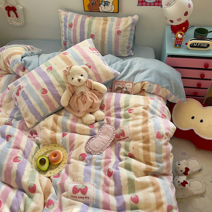 91家纺网 家纺一手货源 找家纺 原素 2025秋冬少女心印花A类200克双拼加厚牛奶绒四件套 粉粉草莓