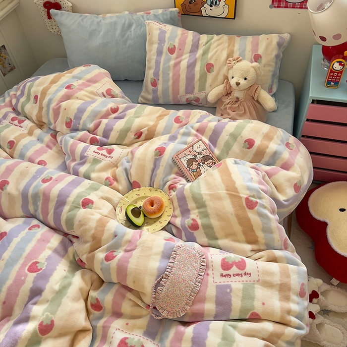 91家纺网 家纺一手货源 找家纺 原素 2025秋冬少女心印花A类200克双拼加厚牛奶绒四件套 粉粉草莓