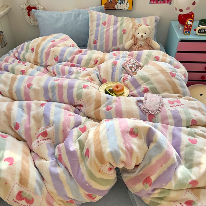 91家纺网 家纺一手货源 找家纺 原素 2025秋冬少女心印花A类200克双拼加厚牛奶绒四件套 粉粉草莓