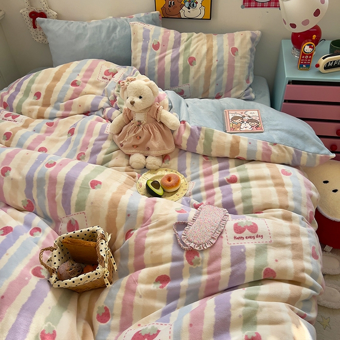 91家纺网 家纺一手货源 找家纺 原素 2025秋冬少女心印花A类200克双拼加厚牛奶绒四件套 粉粉草莓