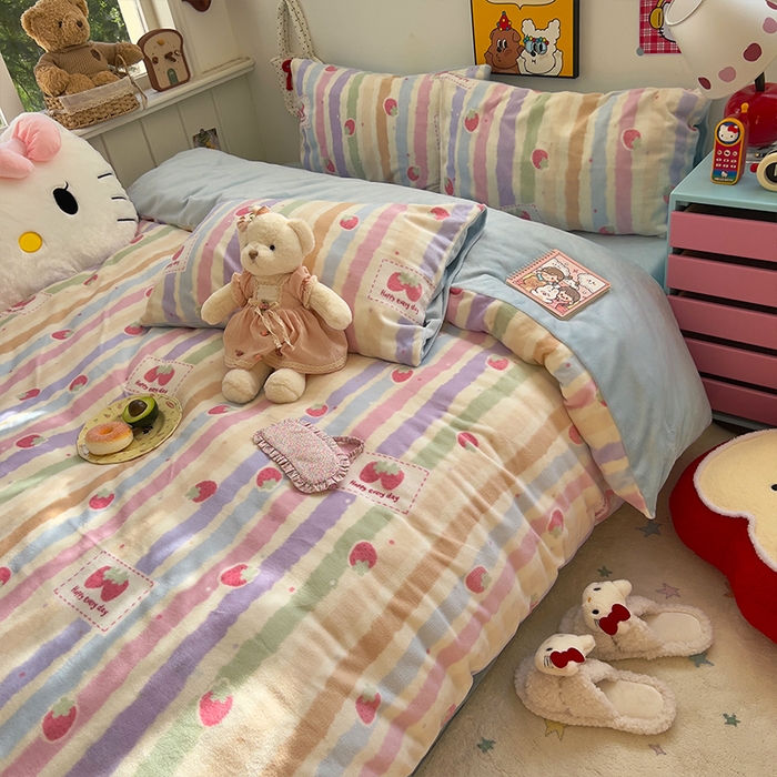 91家纺网 家纺一手货源 找家纺 原素 2025秋冬少女心印花A类200克双拼加厚牛奶绒四件套 粉粉草莓