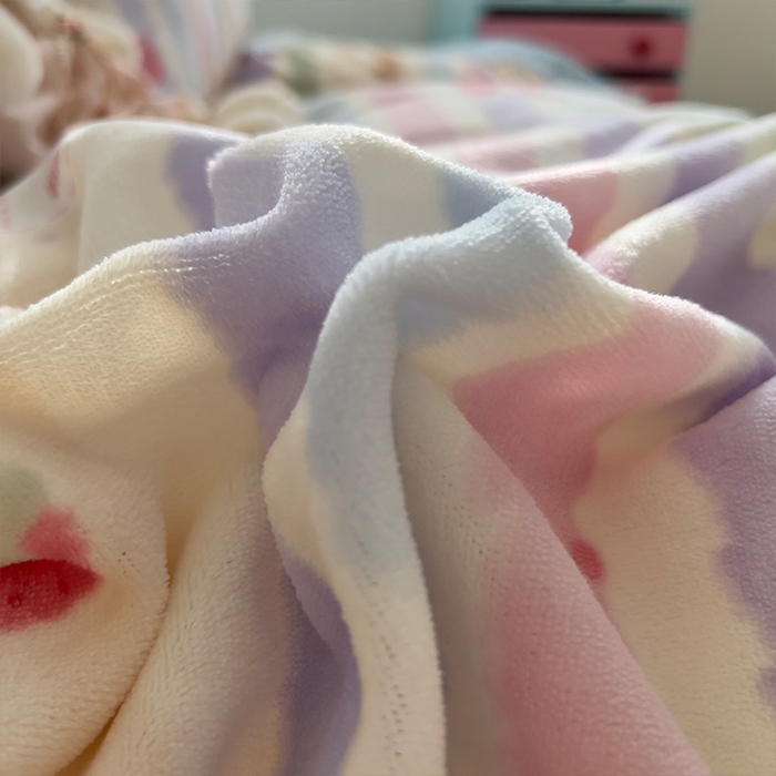 91家纺网 家纺一手货源 找家纺 原素 2025秋冬少女心印花A类200克双拼加厚牛奶绒四件套 粉粉草莓