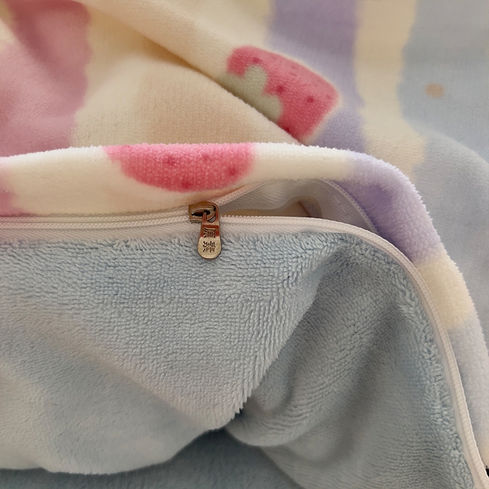 91家纺网 家纺一手货源 找家纺 原素 2025秋冬少女心印花A类200克双拼加厚牛奶绒四件套 粉粉草莓