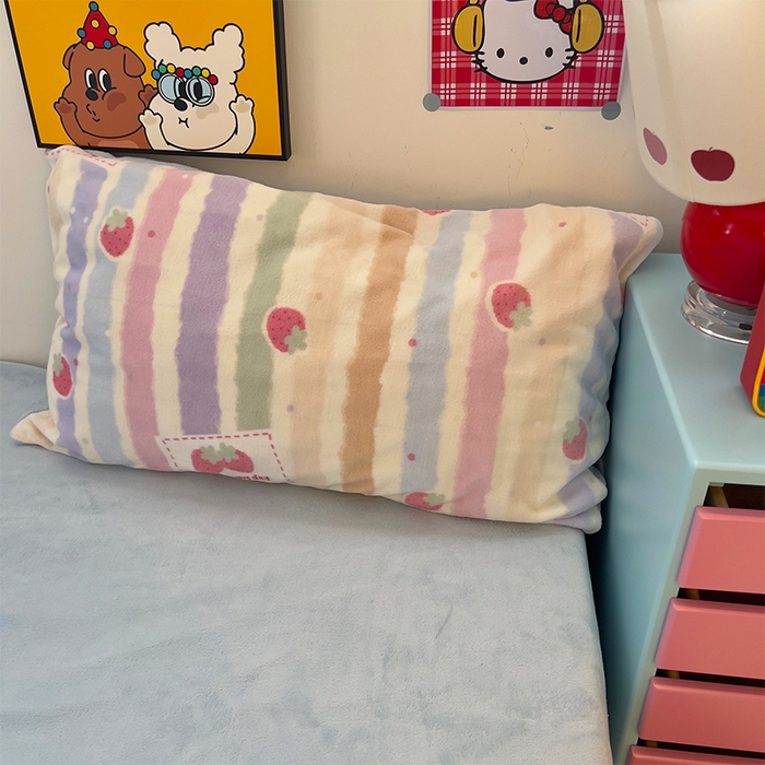 91家纺网 家纺一手货源 找家纺 原素 2025秋冬少女心印花A类200克双拼加厚牛奶绒四件套 粉粉草莓