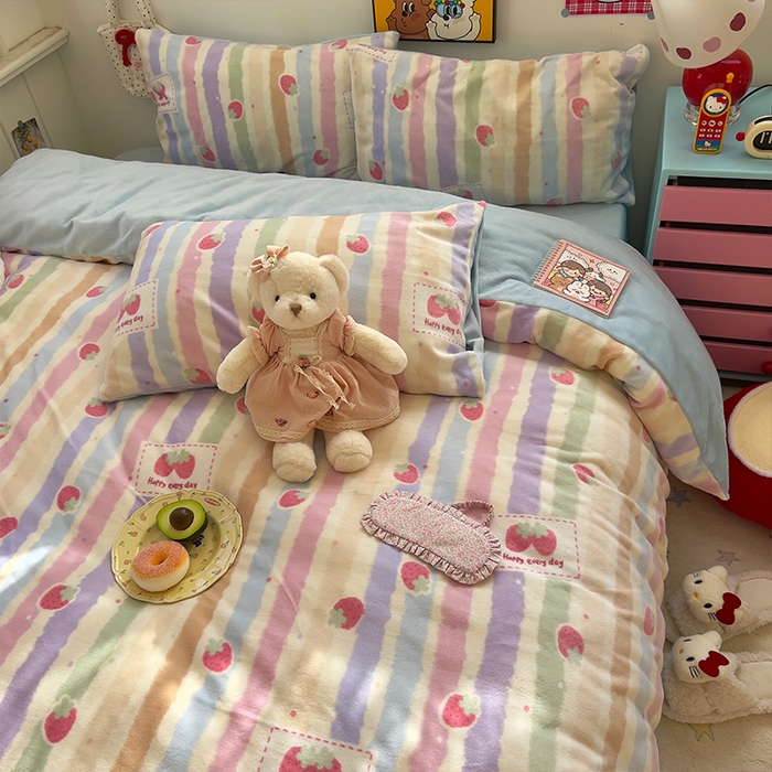 91家纺网 家纺一手货源 找家纺 原素 2025秋冬少女心印花A类200克双拼加厚牛奶绒四件套 粉粉草莓