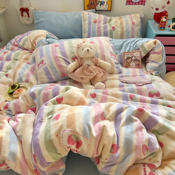 91家纺网 家纺一手货源 找家纺 原素 2025秋冬少女心印花A类200克双拼加厚牛奶绒四件套 粉粉草莓