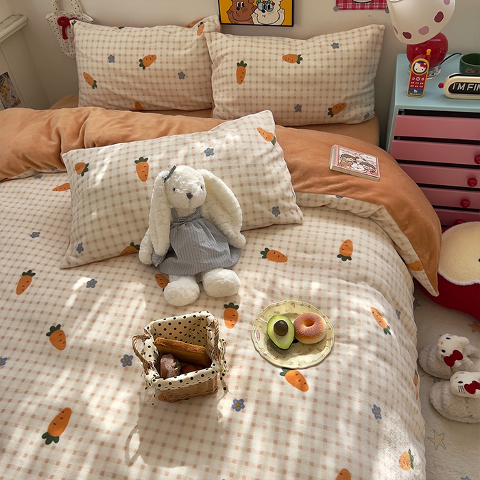 91家纺网 家纺一手货源 找家纺 原素 2025秋冬少女心印花A类200克双拼加厚牛奶绒四件套 花朵胡萝卜