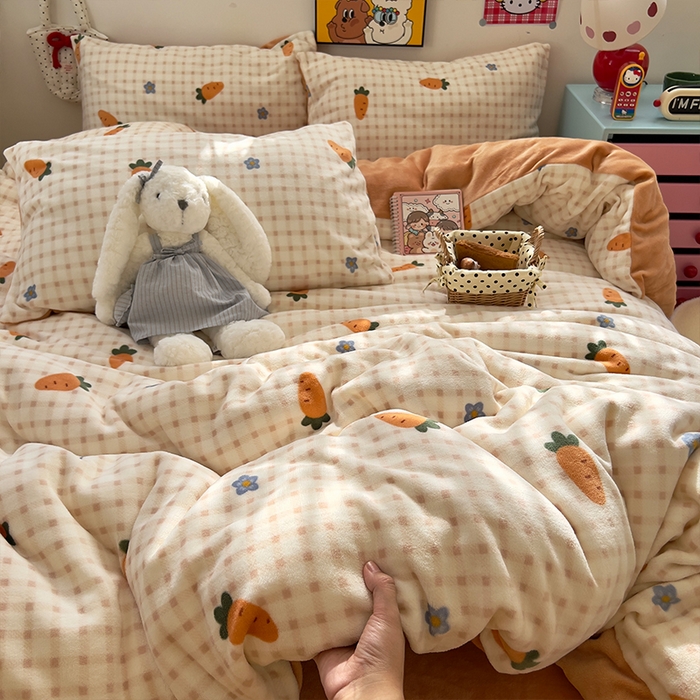 91家纺网 家纺一手货源 找家纺 原素 2025秋冬少女心印花A类200克双拼加厚牛奶绒四件套 花朵胡萝卜