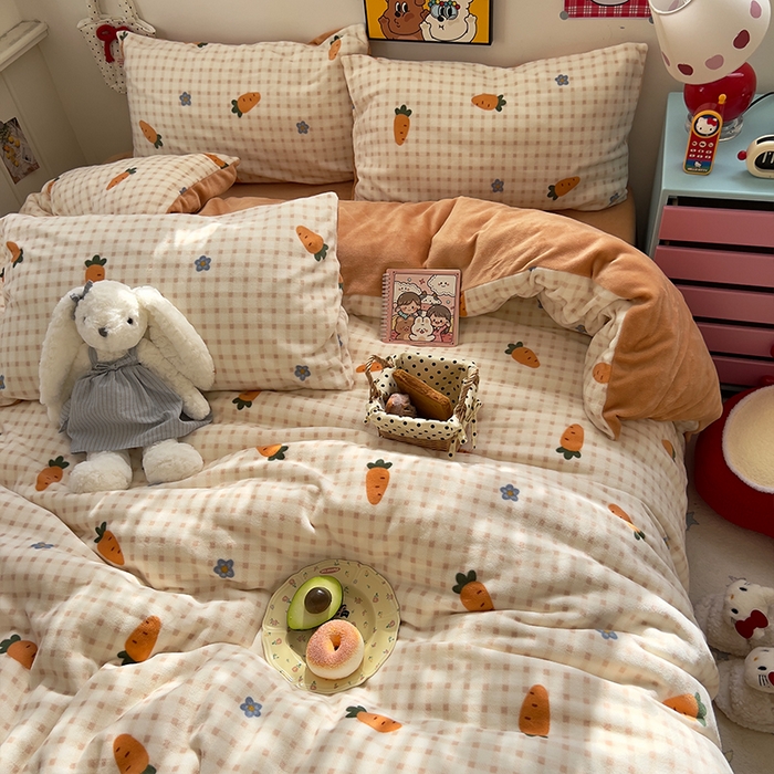 91家纺网 家纺一手货源 找家纺 原素 2025秋冬少女心印花A类200克双拼加厚牛奶绒四件套 花朵胡萝卜