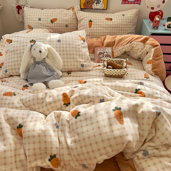 91家纺网 家纺一手货源 找家纺 原素 2025秋冬少女心印花A类200克双拼加厚牛奶绒四件套 花朵胡萝卜