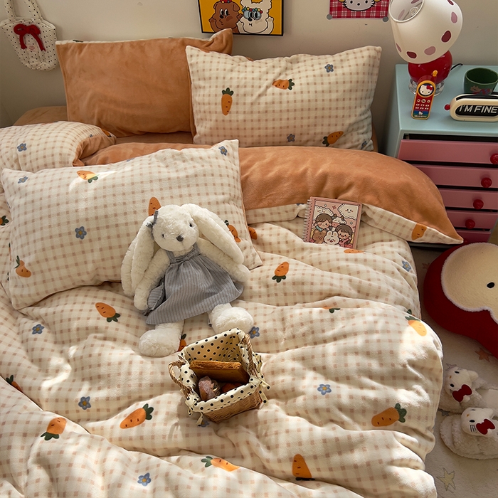 91家纺网 家纺一手货源 找家纺 原素 2025秋冬少女心印花A类200克双拼加厚牛奶绒四件套 花朵胡萝卜