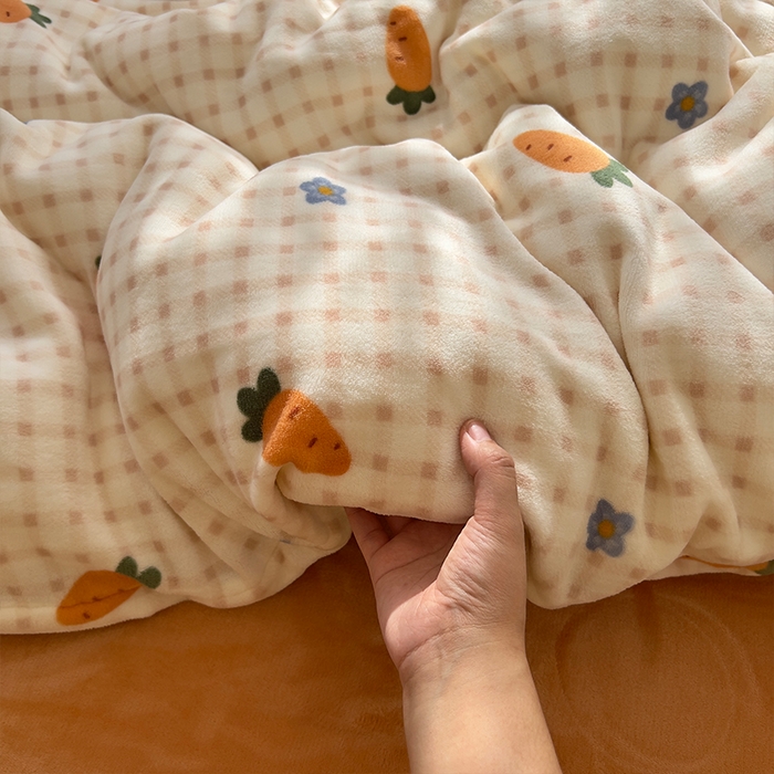 91家纺网 家纺一手货源 找家纺 原素 2025秋冬少女心印花A类200克双拼加厚牛奶绒四件套 花朵胡萝卜