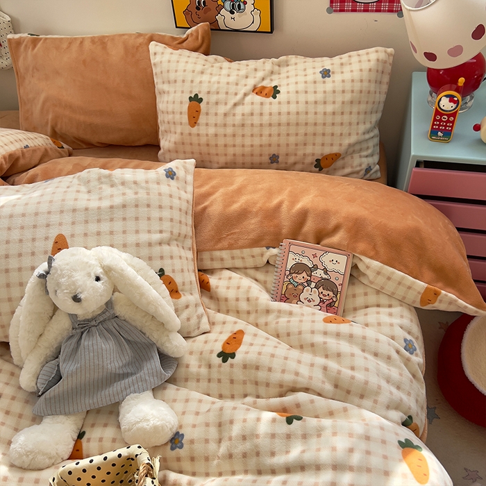 91家纺网 家纺一手货源 找家纺 原素 2025秋冬少女心印花A类200克双拼加厚牛奶绒四件套 花朵胡萝卜