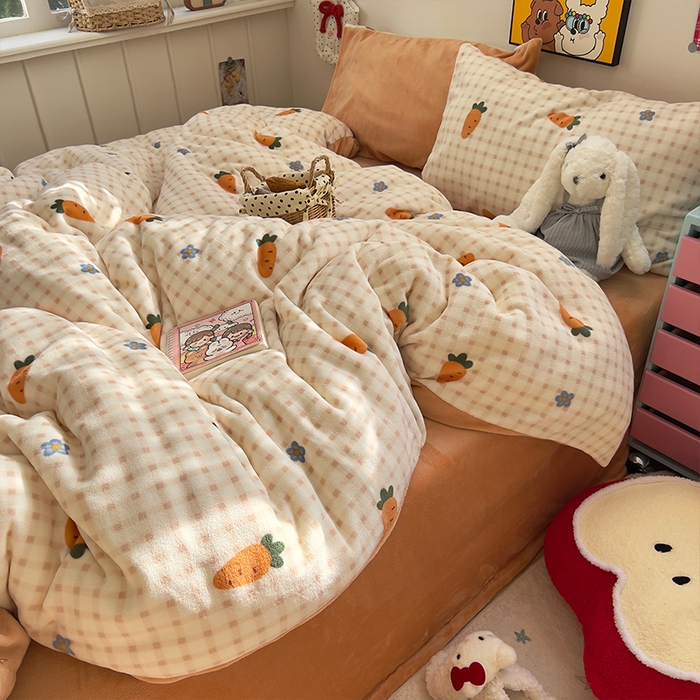 91家纺网 家纺一手货源 找家纺 原素 2025秋冬少女心印花A类200克双拼加厚牛奶绒四件套 花朵胡萝卜