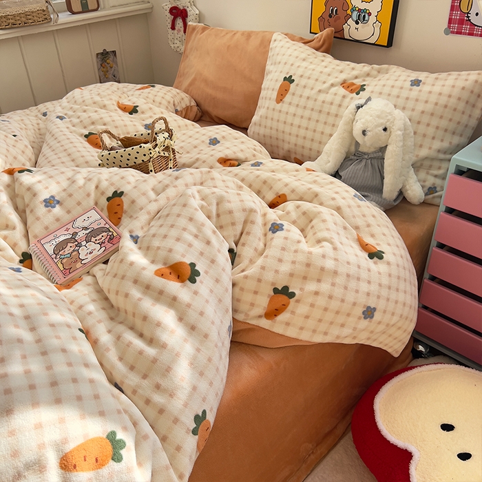 91家纺网 家纺一手货源 找家纺 原素 2025秋冬少女心印花A类200克双拼加厚牛奶绒四件套 花朵胡萝卜