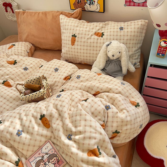 91家纺网 家纺一手货源 找家纺 原素 2025秋冬少女心印花A类200克双拼加厚牛奶绒四件套 花朵胡萝卜