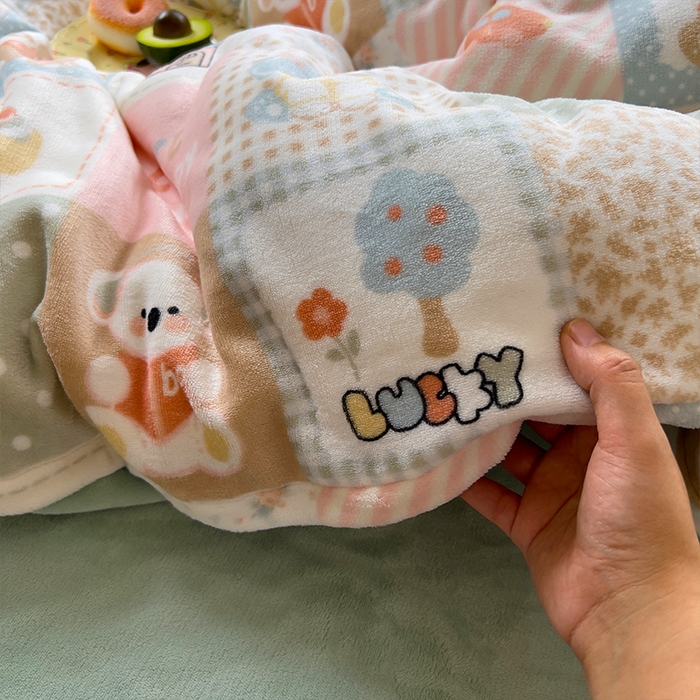 91家纺网 家纺一手货源 找家纺 原素 2025秋冬少女心印花A类200克双拼加厚牛奶绒四件套 考拉的家