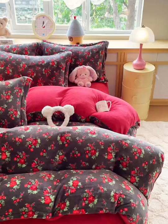 91家纺网 家纺一手货源 找家纺 一比一  2025新款双面牛奶绒四件套 花妖- 黑