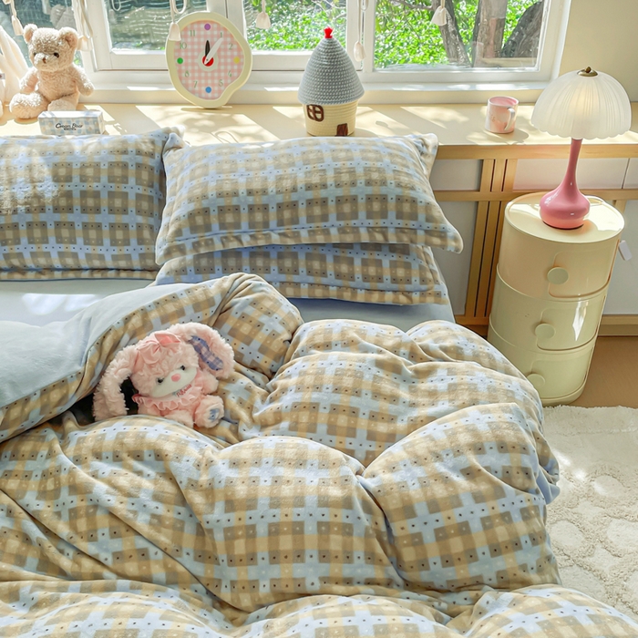 91家纺网 家纺一手货源 找家纺 一比一  2025新款双面牛奶绒四件套 奶咖格蓝