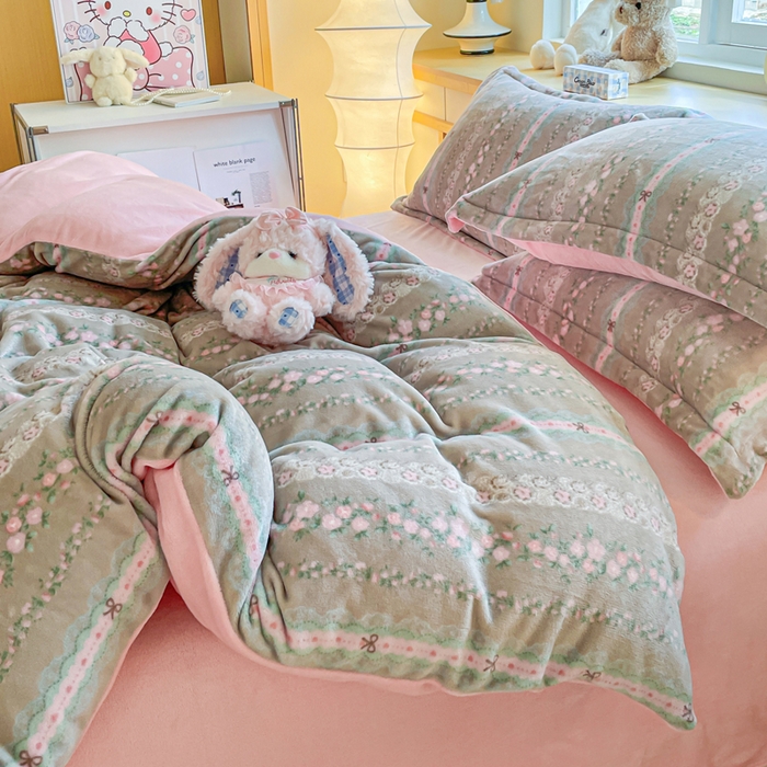 91家纺网 家纺一手货源 找家纺 一比一  2026新款双面牛奶绒四件套 南法假日