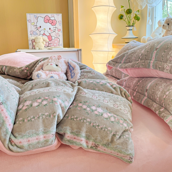 91家纺网 家纺一手货源 找家纺 一比一  2026新款双面牛奶绒四件套 南法假日