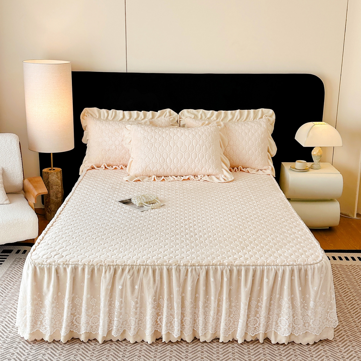 91家纺网 家纺一手货源 找家纺 民新家纺 2025新款牛奶绒夹棉床裙三件套 浪漫时光-浅米黄