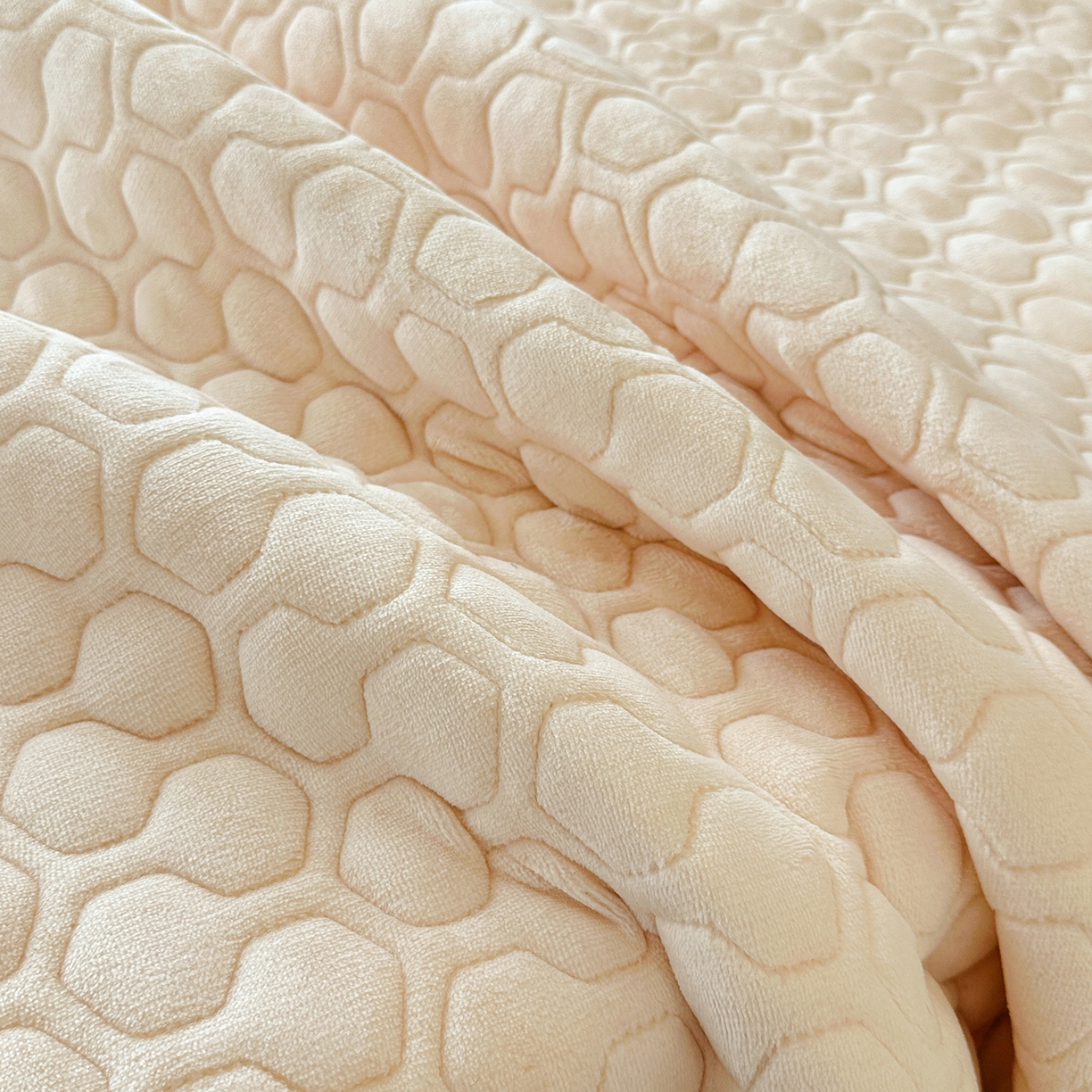 91家纺网 家纺一手货源 找家纺 民新家纺 2025新款牛奶绒夹棉床裙三件套 浪漫时光-浅米黄