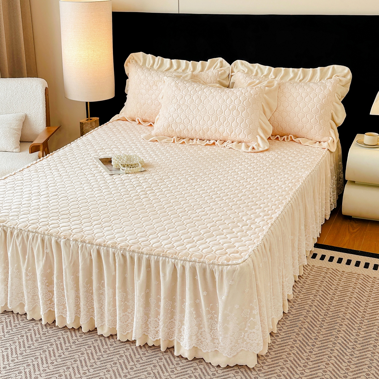 91家纺网 家纺一手货源 找家纺 民新家纺 2025新款牛奶绒夹棉床裙三件套 浪漫时光-浅米黄