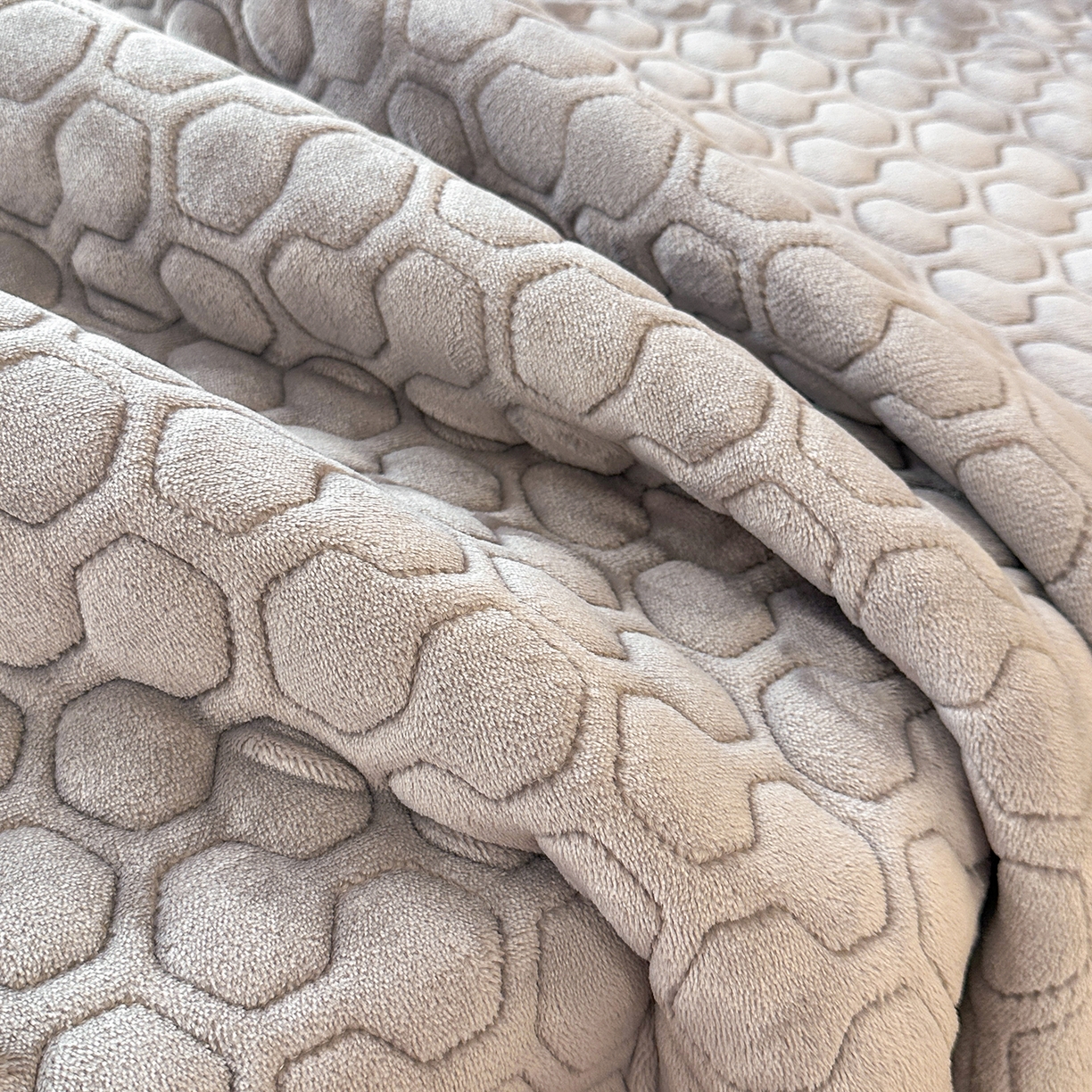 91家纺网 家纺一手货源 找家纺 民新家纺 2025新款牛奶绒夹棉床裙三件套 浪漫时光-灰