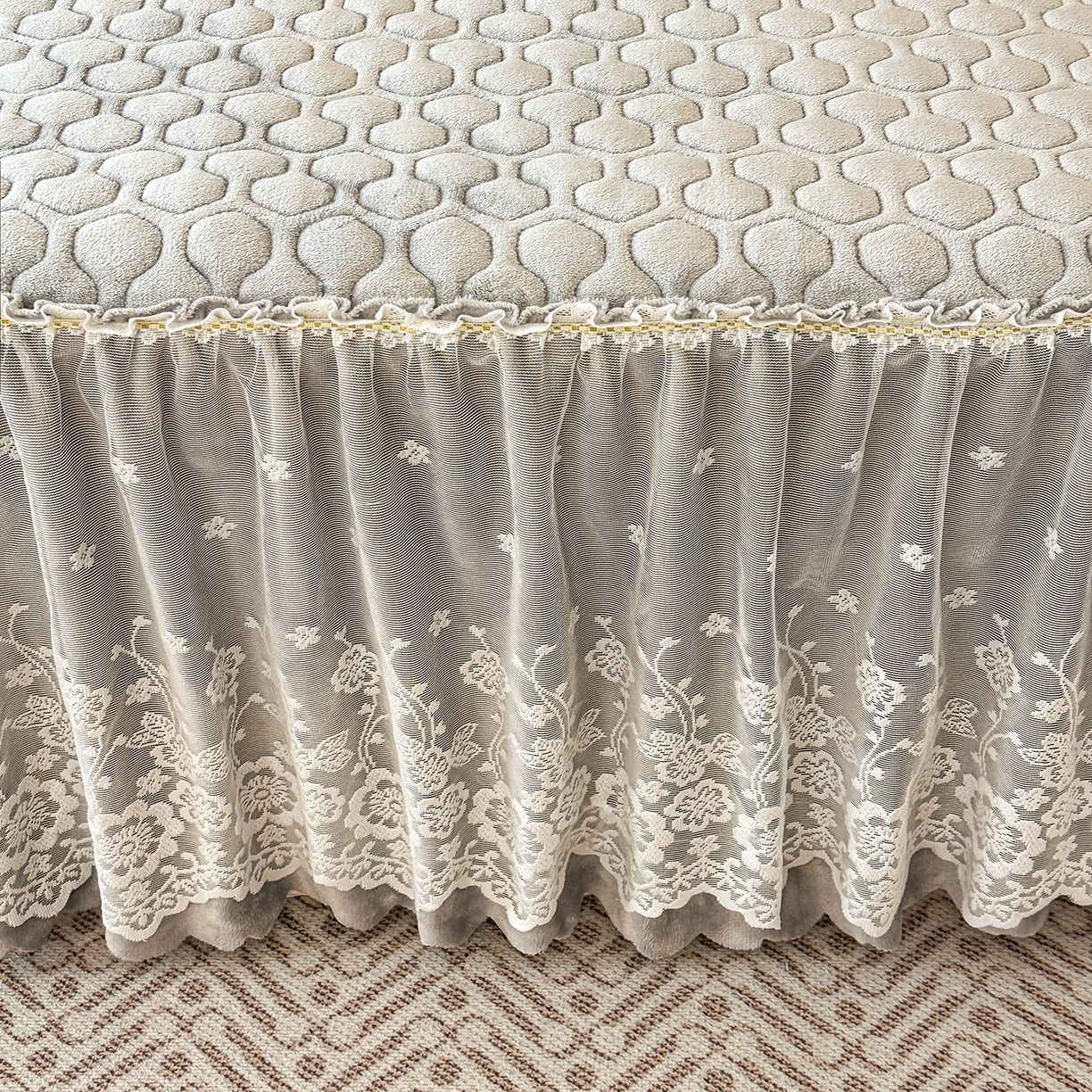 91家纺网 家纺一手货源 找家纺 民新家纺 2025新款牛奶绒夹棉床裙三件套 浪漫时光-灰